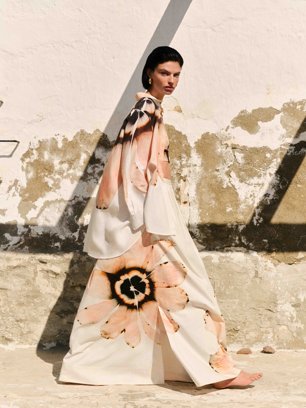 COS SARBATORESTE VARA CU O COLECTIE CAPSULA CARE PREZINTA LUCRARILE ARTISTULUI STEPHEN DOHERTY