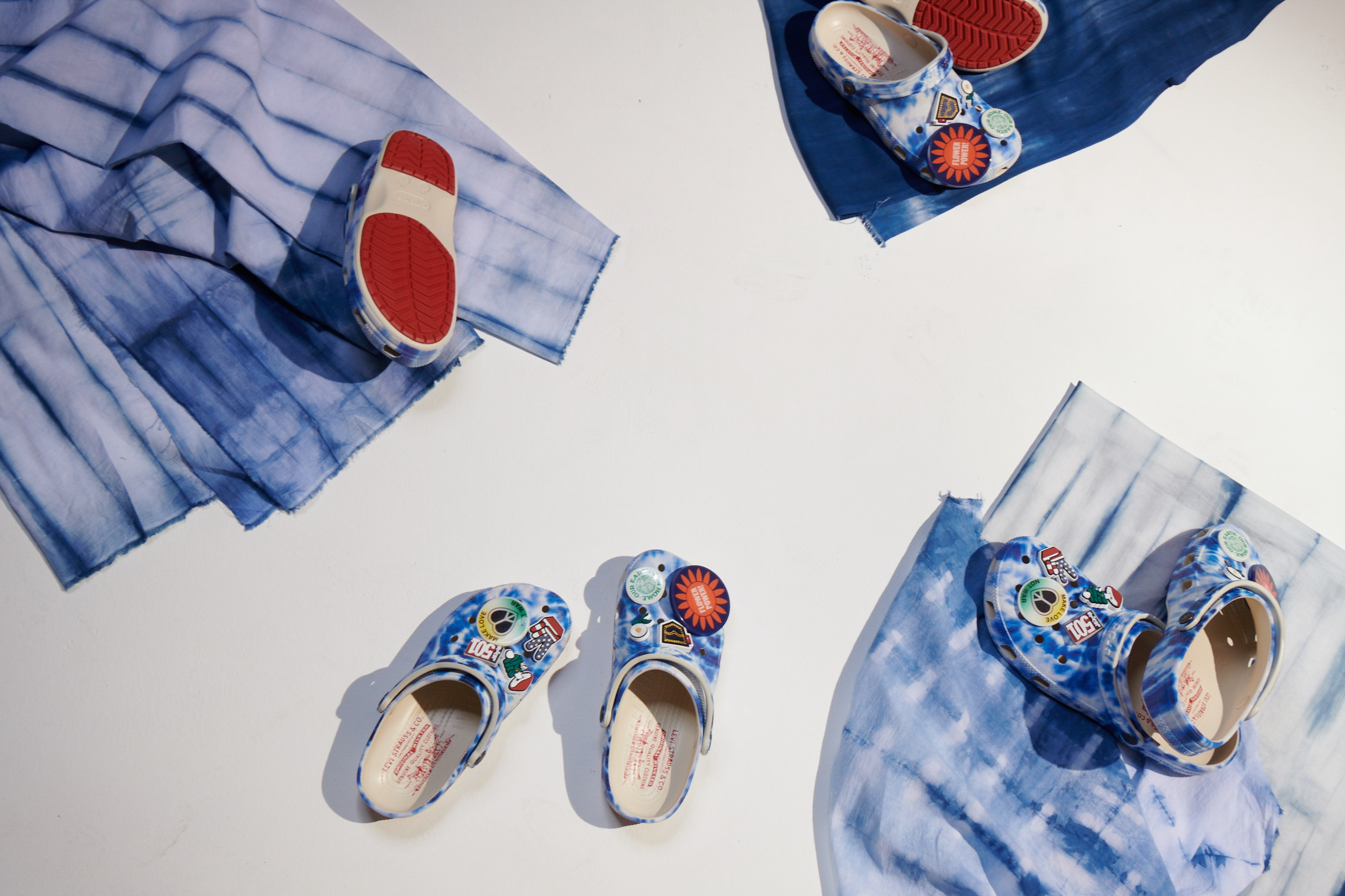 Levi’s și Crocs combina stilul casual, confortul si design-ul de calitate intr-o noua colectie capsula