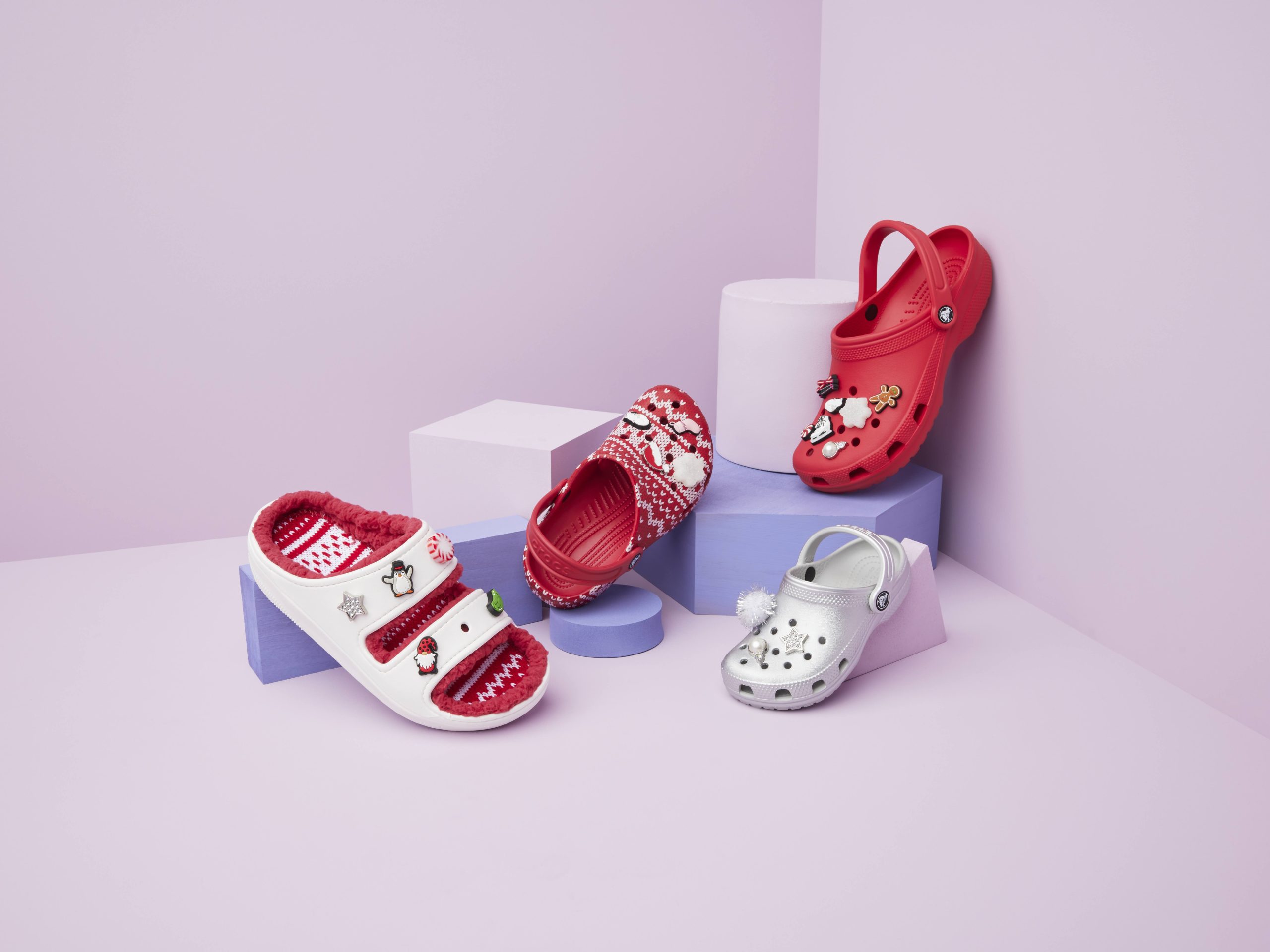 Personalizeaza fiecare cadou cu noua colectie Crocs de Craciun