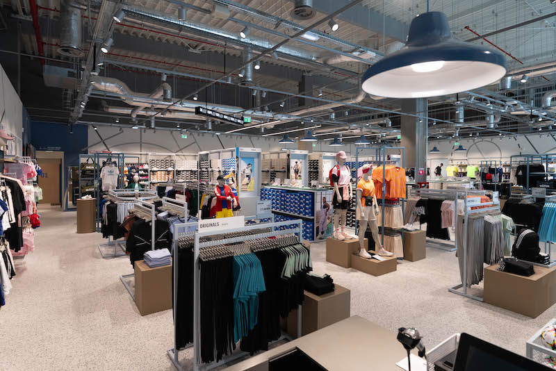 adidas va invita sa vizitati primul magazin outlet din sud estul Europei, ce integreaza conceptul de design Pulse