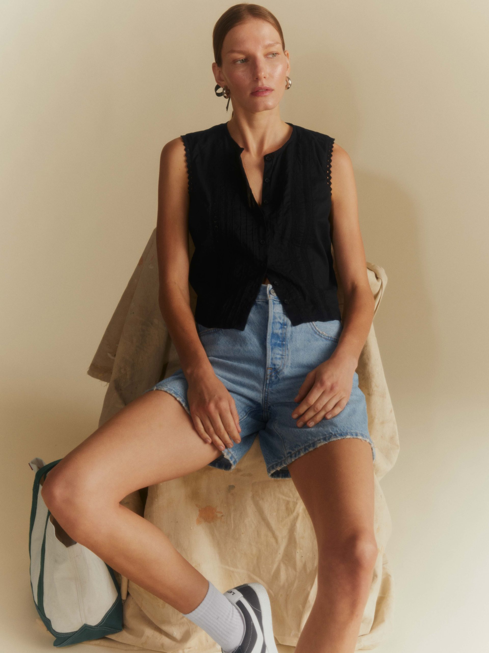 Articolele esentiale de vara Levi’s devin mai sofisticate cu materiale mai usoare