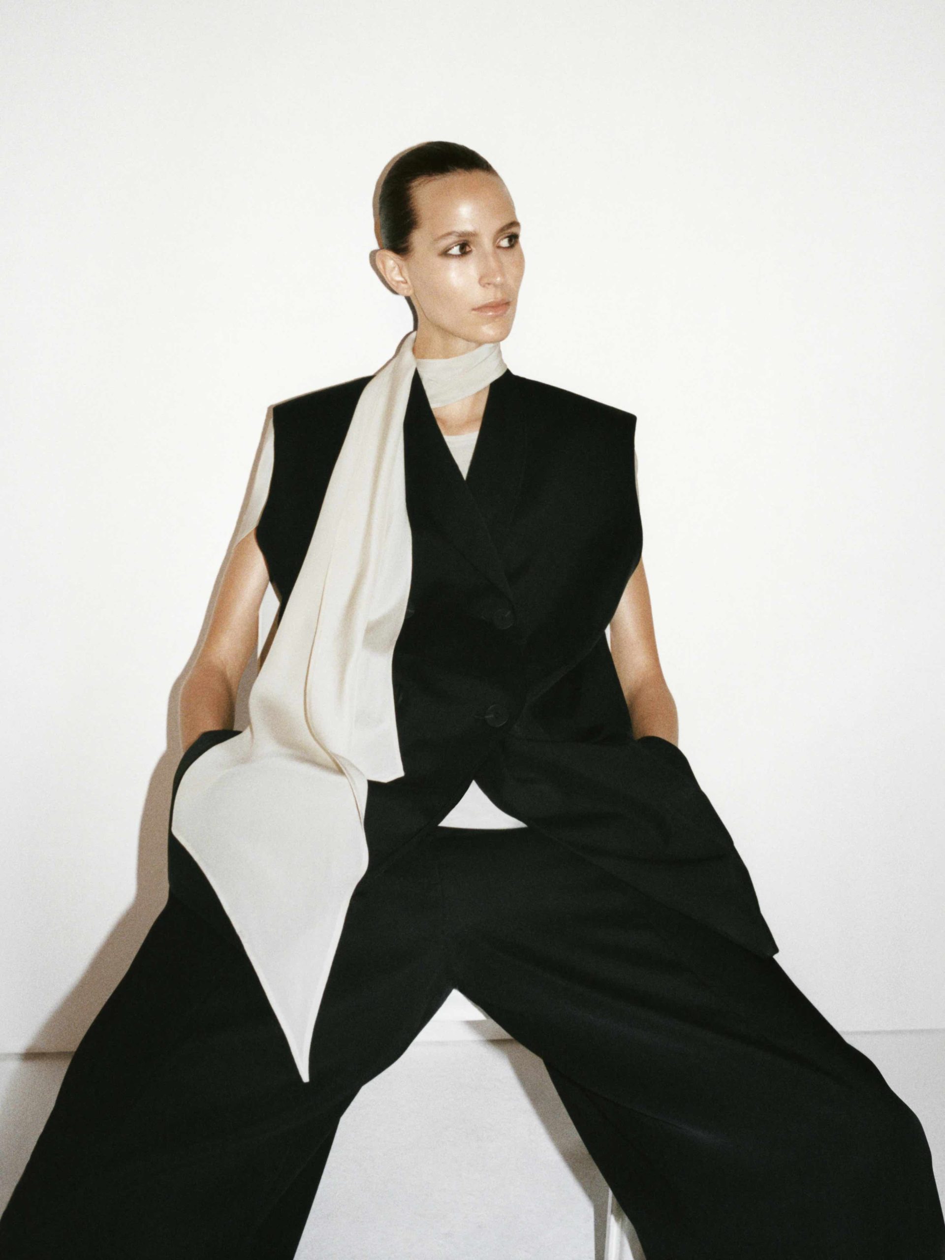 COS LANSEAZA COLECTIA ATELIER DE TOAMNA-IARNA INSPIRATA DE ELEGANTA BALETULUI SI FLUIDITATEA MISCARII