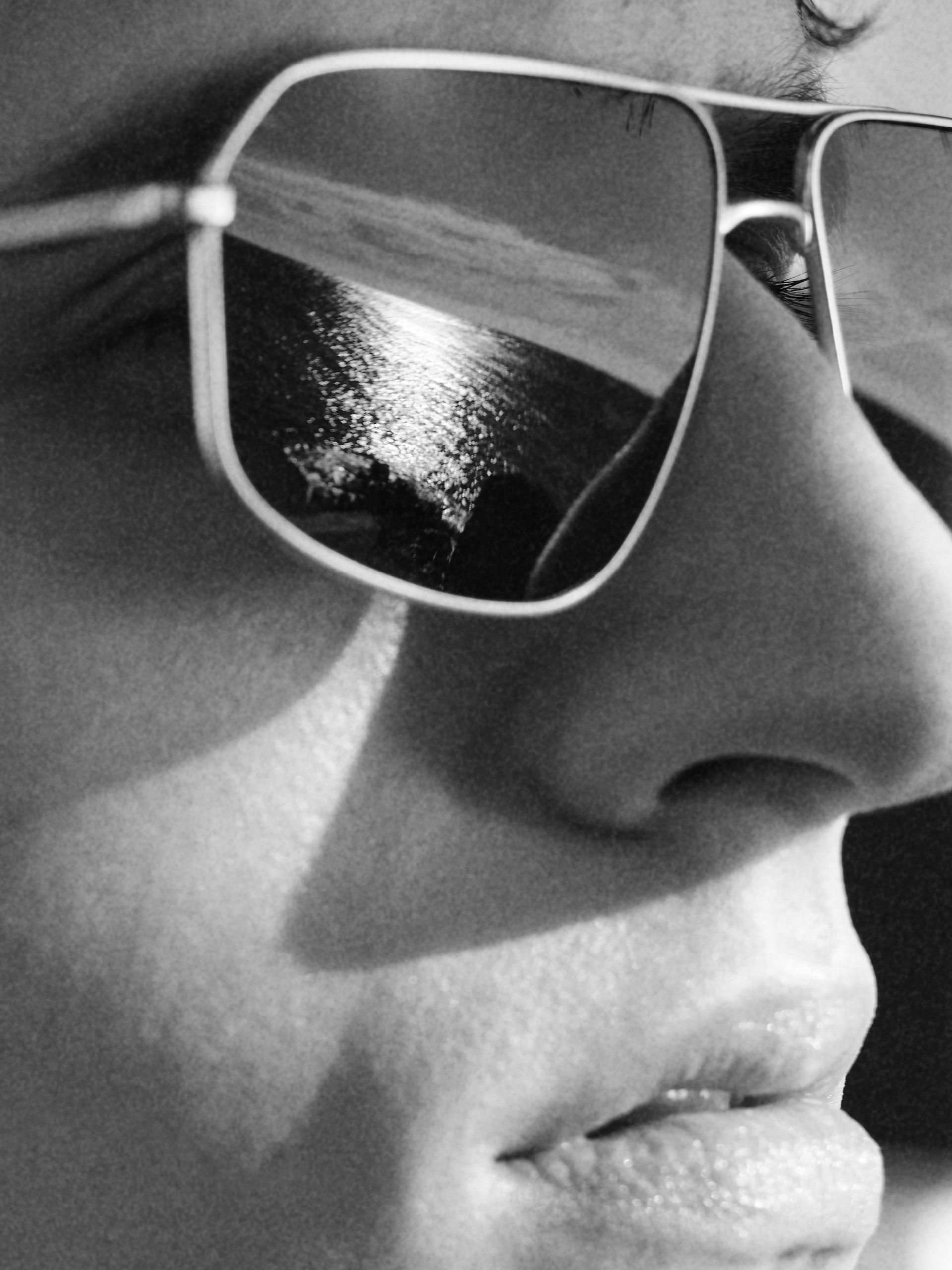 COS SI LINDA FARROW DEZVALUIE CEL MAI RECENT CAPITOL AL COLABORARII PENTRU COLECTIA DE OCHELARI DE SOARE 