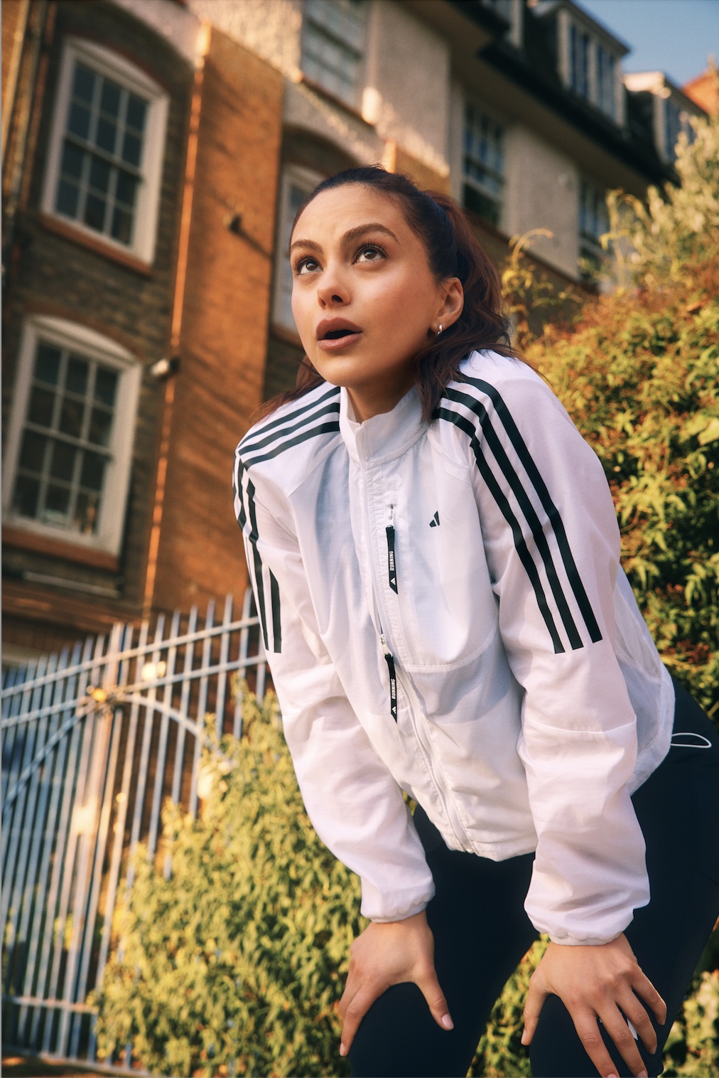 adidas vine cu un update pentru pantoful de alergare Supernova Rise 2 si ii ureaza bun-venit in comunitatea sa de alergatori actritei Camila Mendes