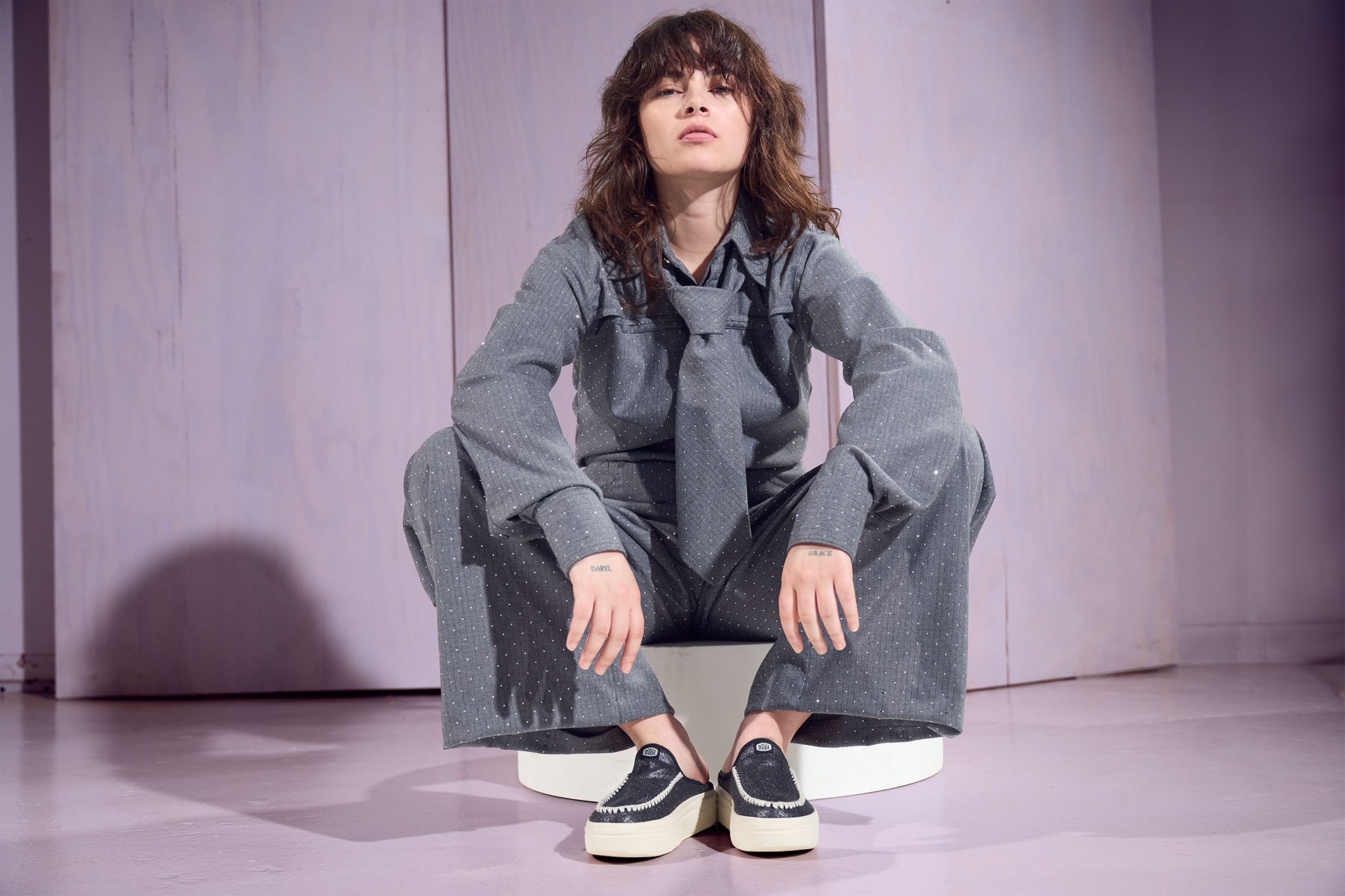 HEYDUDE dezvaluie o noua campanie „Fashion Crisis Hotline” cu ambasadorul global al marcii, Sydney Sweeney, pentru a oferi asistenta in situatii de urgenta de stil