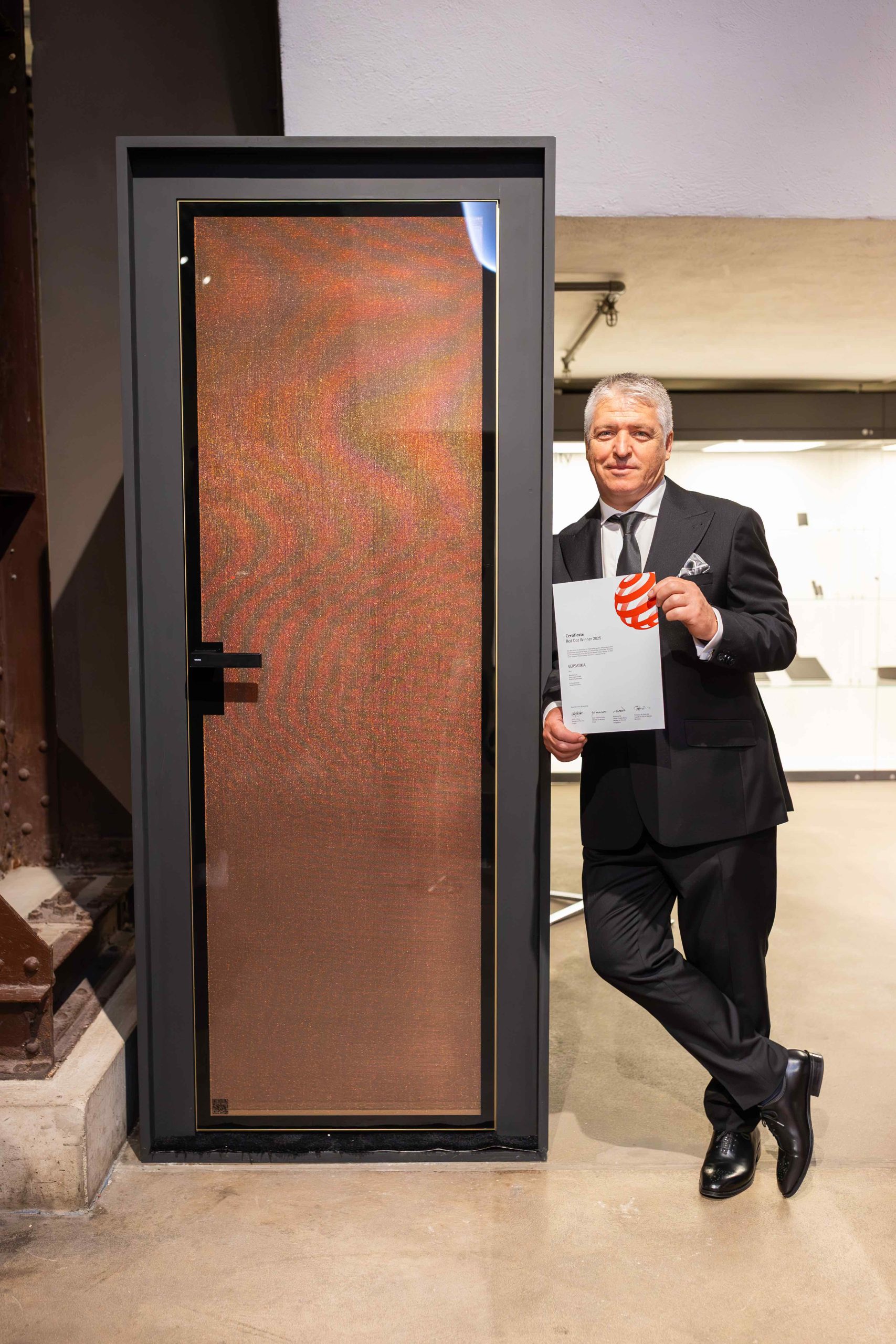 O ușă creată în România, premiată la “Oscarurile Designului Mondial”: VERSATIKA, ușa ultra-customizabilă 100% made in Romania a primit prestigioasa distincție RED DOT