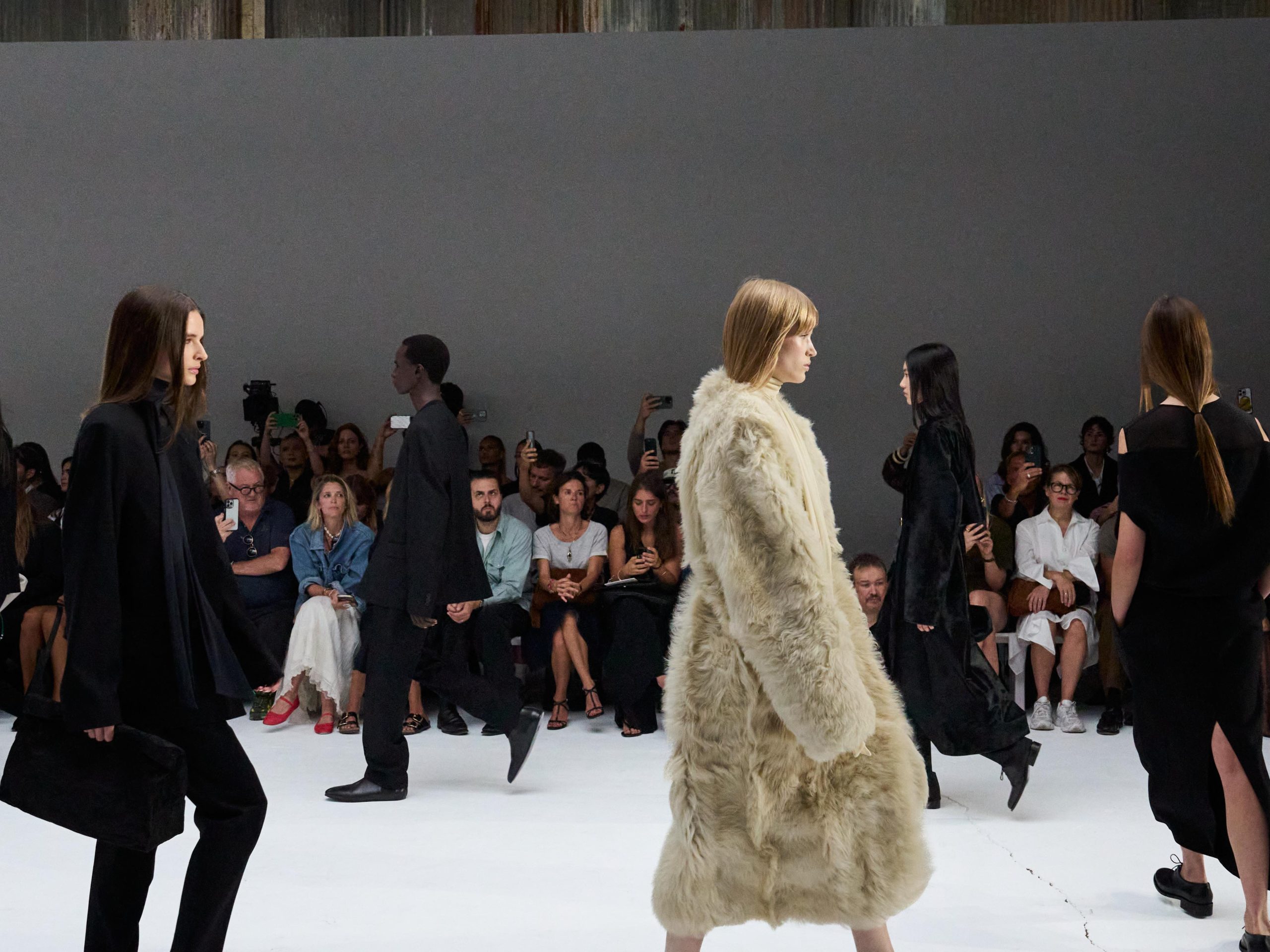 COS PREZENT PENTRU A PATRA OARA CONSECUTIV LA NEW YORK FASHION WEEK, IN SEPTEMBRIE