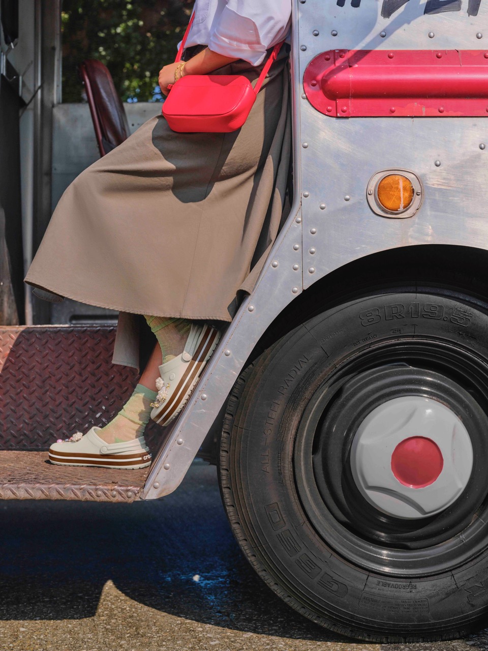 Crocs Crocband Gum Clog aduce un nou vibe retro in garderoba de zi cu zi