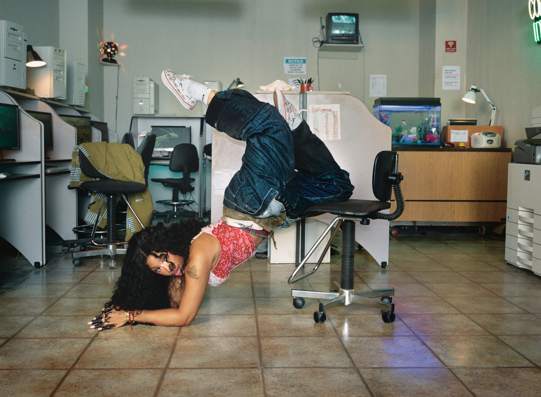 Vans lanseaza campania globala „Off The Wall”: un omagiu adus autenticitatii.Un pantof discret, purtat cu atitudine.